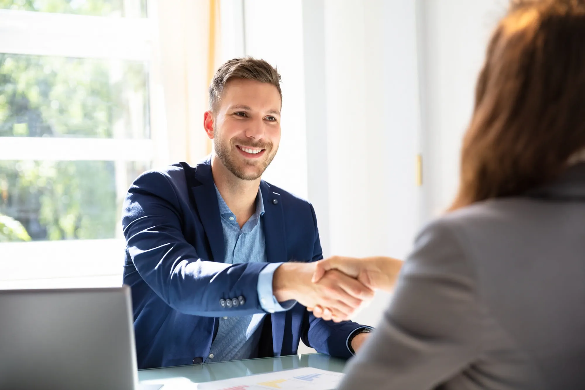 Uomo e donna seduti uno di fronte all’altra durante un colloquio di lavoro. Uomo e donna seduti uno di fronte all’altra durante un colloquio di lavoro.
