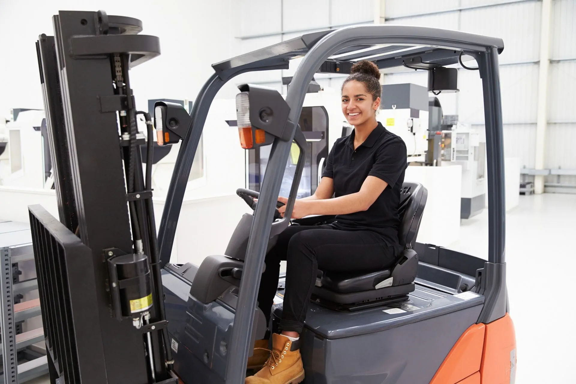 Una donna utilizza il simulatore del carrello elevatore Una donna utilizza il simulatore del carrello elevatore