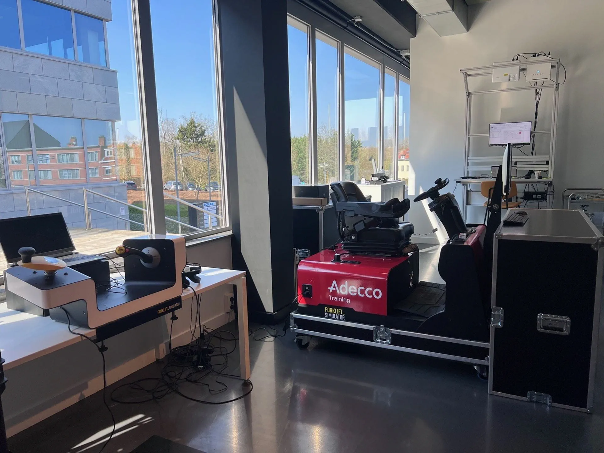 Il simulatore di carrello elevatore Adecco in esposizione nella sala corsi Il simulatore di carrello elevatore Adecco in esposizione nella sala corsi
