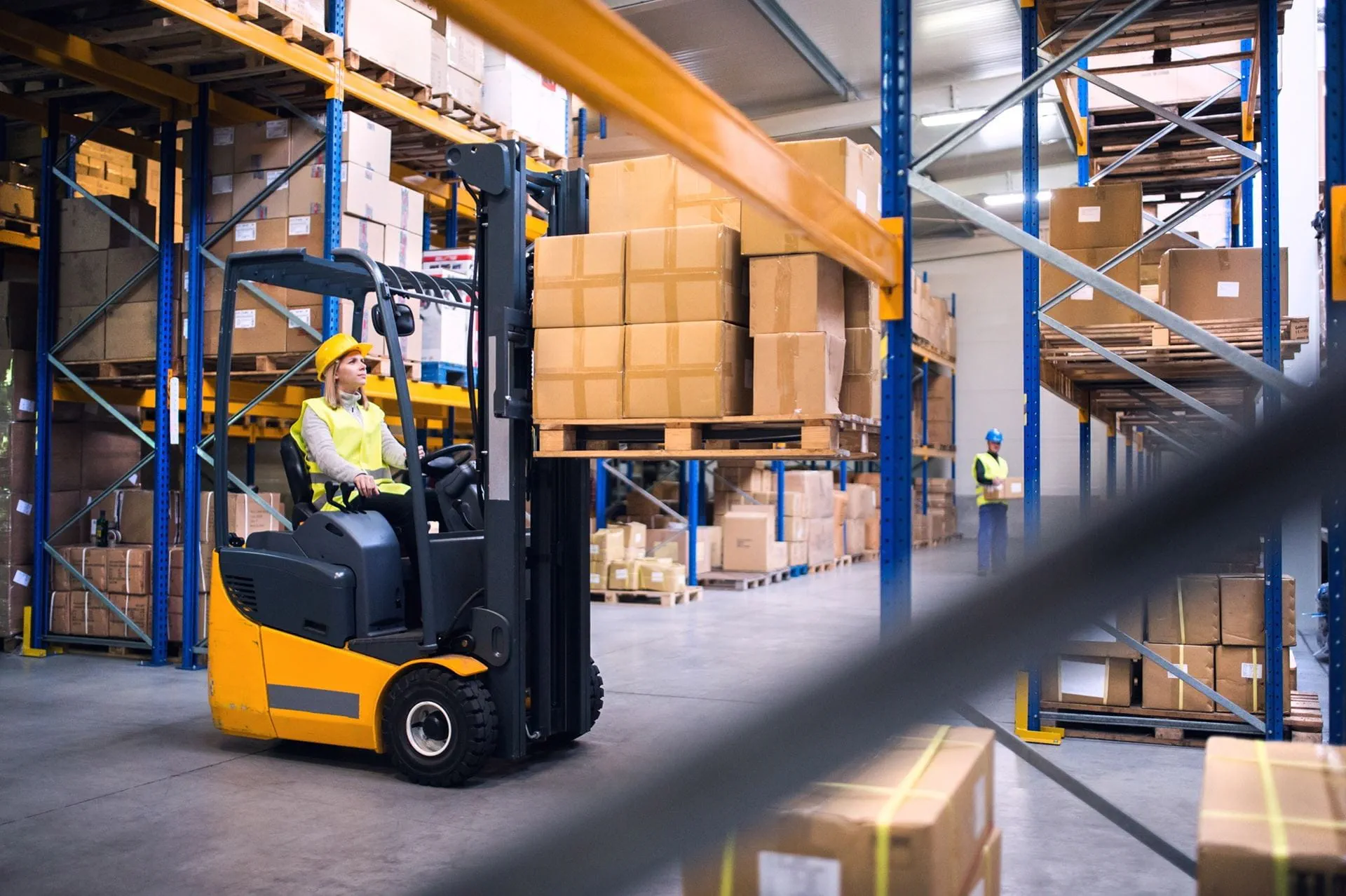 Un'accademia di formazione per operatori di carrelli elevatori, con corsi pratici e teorici sulla guida sicura dei mezzi industriali.