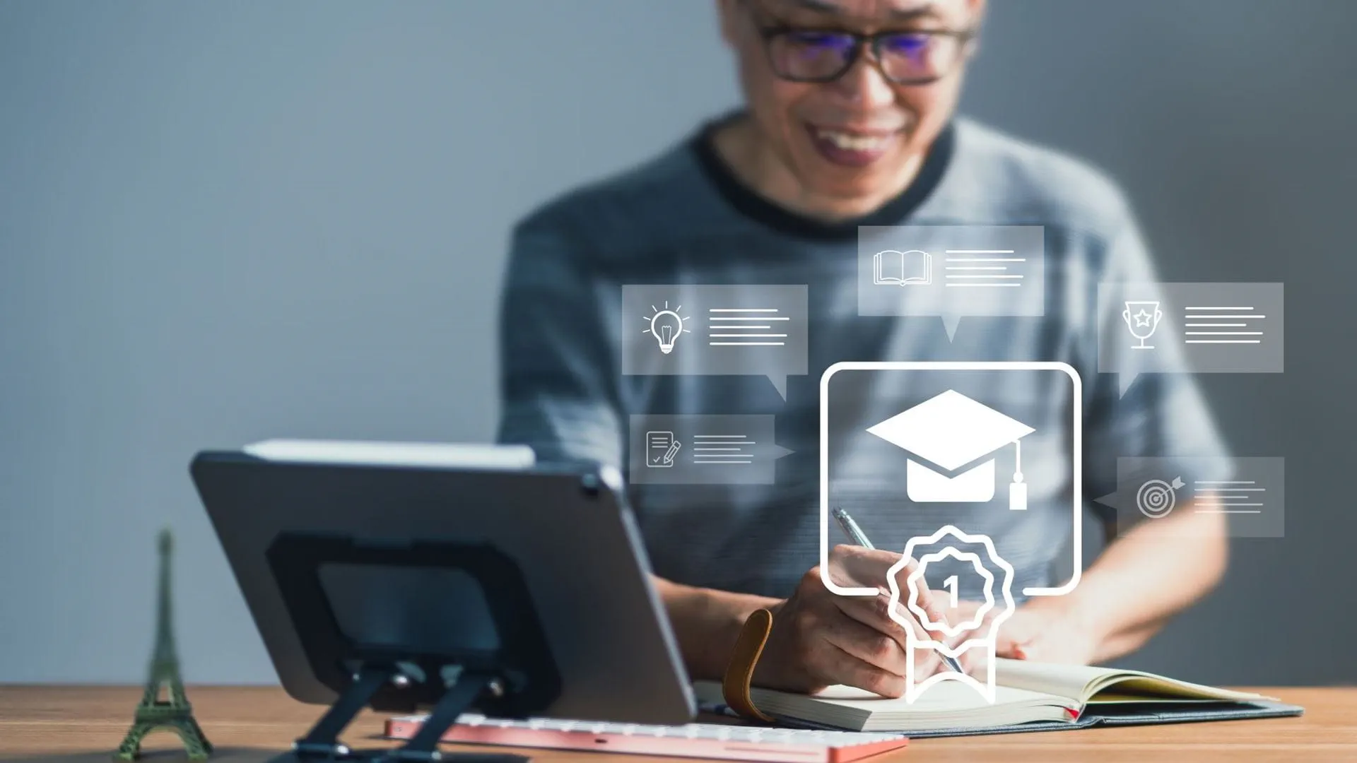 Una persona sorridente è seduta a una scrivania, prende appunti su un quaderno mentre guarda un tablet. Intorno a lei fluttuano icone digitali — un cappello da laurea, una lampadina, un libro e un trofeo — che simboleggiano apprendimento, innovazione e successo. L’immagine trasmette l’idea di sviluppo professionale e formazione online interattiva.
