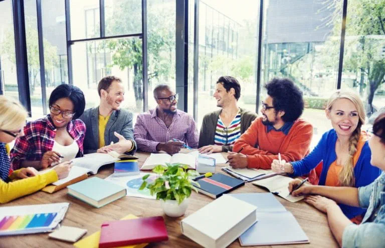 BENEFICIOS DE UN AMBIENTE DIVERSO E INCLUYENTE BENEFICIOS DE UN AMBIENTE DIVERSO E INCLUYENTE