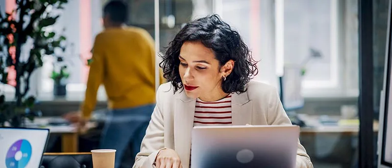 Frau am PC im Büro Frau am PC im Büro