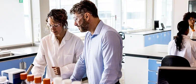 Frau und Mann arbeiten im Labor Frau und Mann arbeiten im Labor