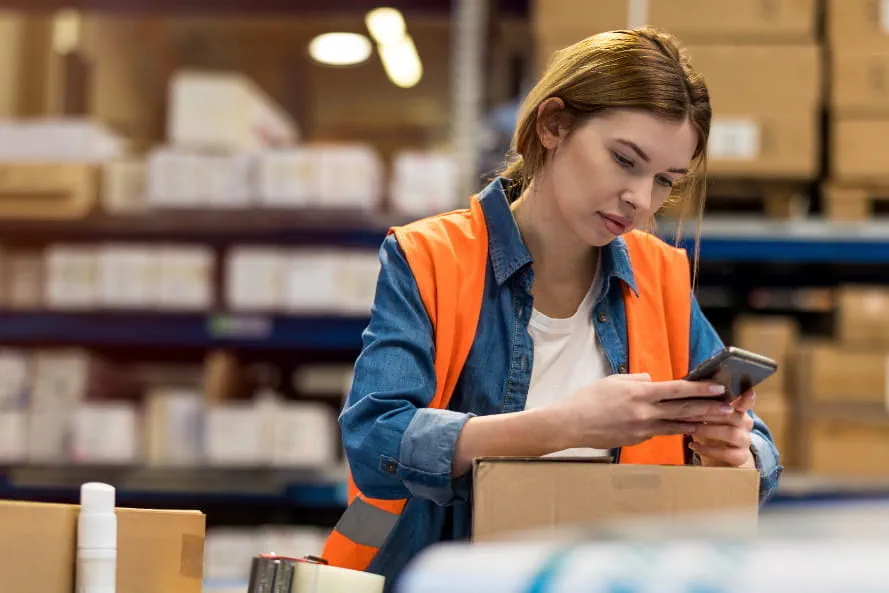 Mitarbeiterin im Logistiklager nutzt Adecco App