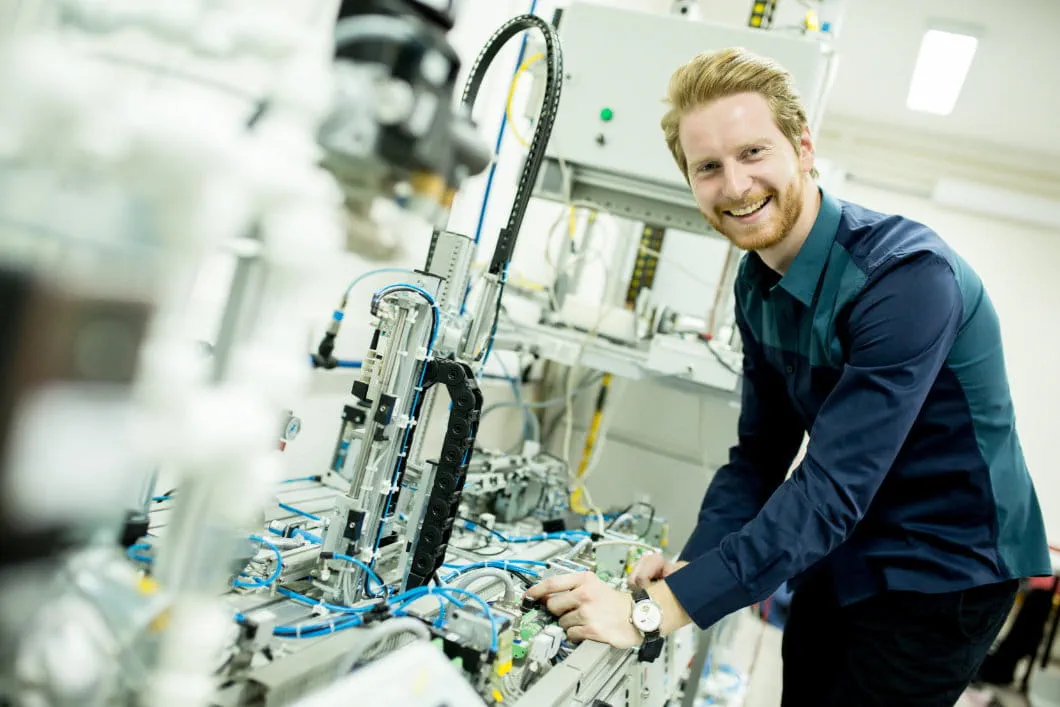 Mann im Technik-Labor Mann im Technik-Labor