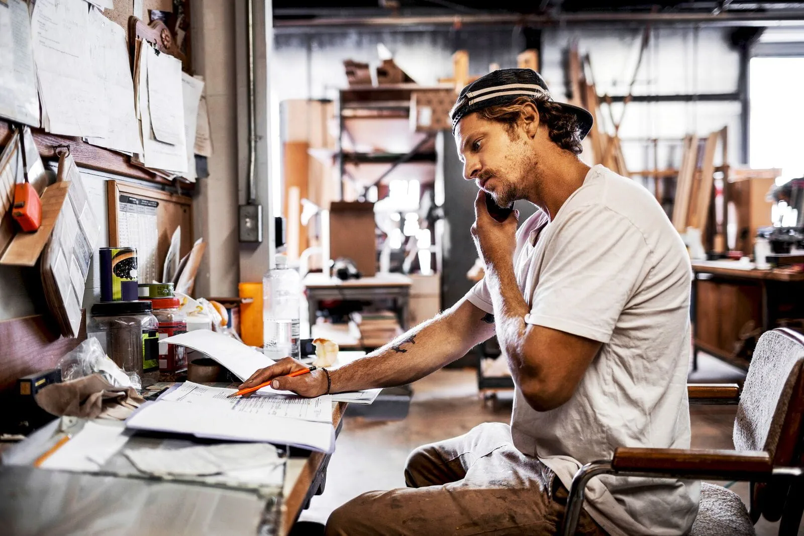 Handwerker telefoniert