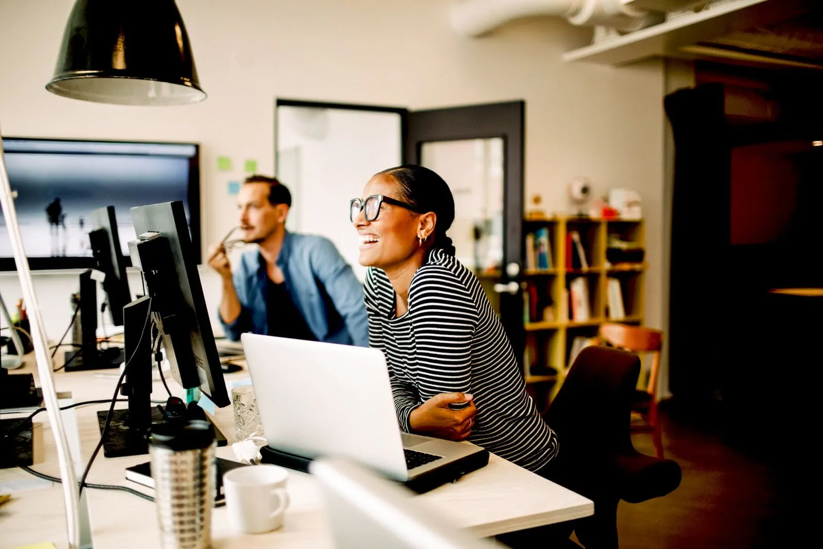 Mitarbeiterin im Büro Mitarbeiterin im Büro