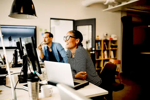 Mitarbeiterin im Büro Mitarbeiterin im Büro