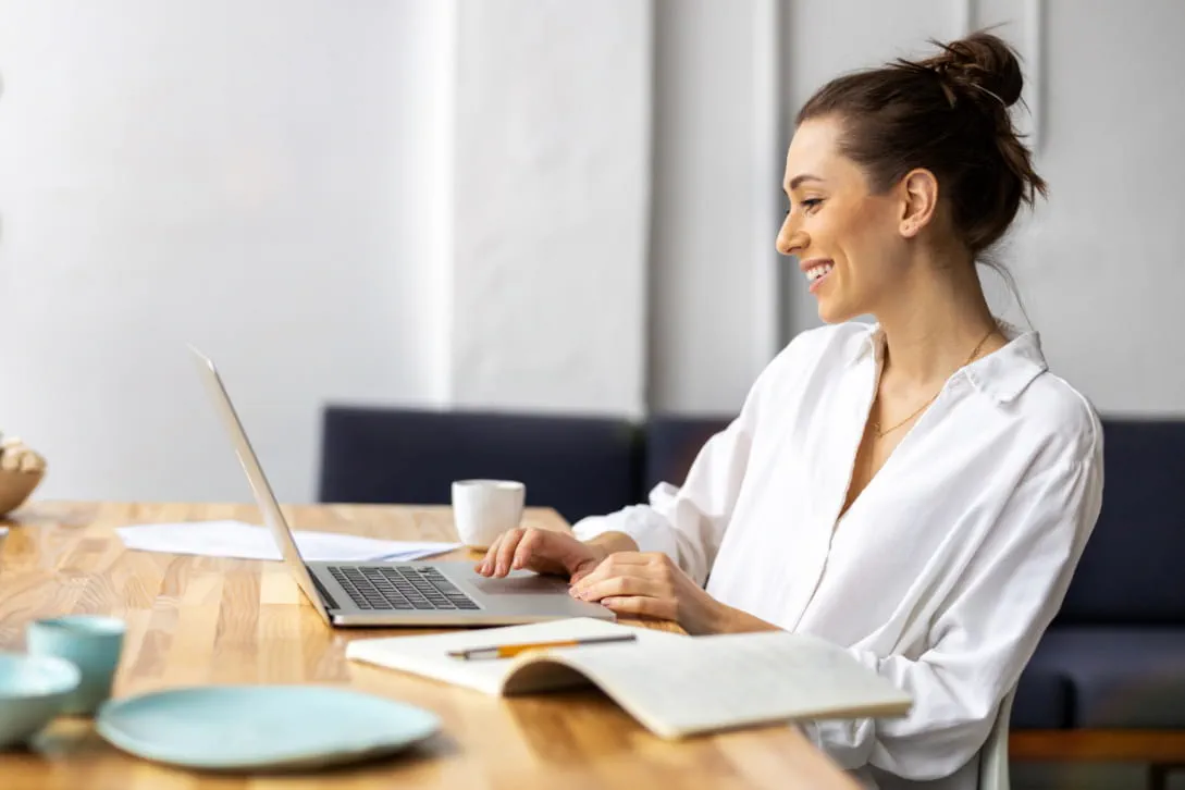 Mitarbeiterin nutzt Adecco App am Laptop Mitarbeiterin nutzt Adecco App am Laptop