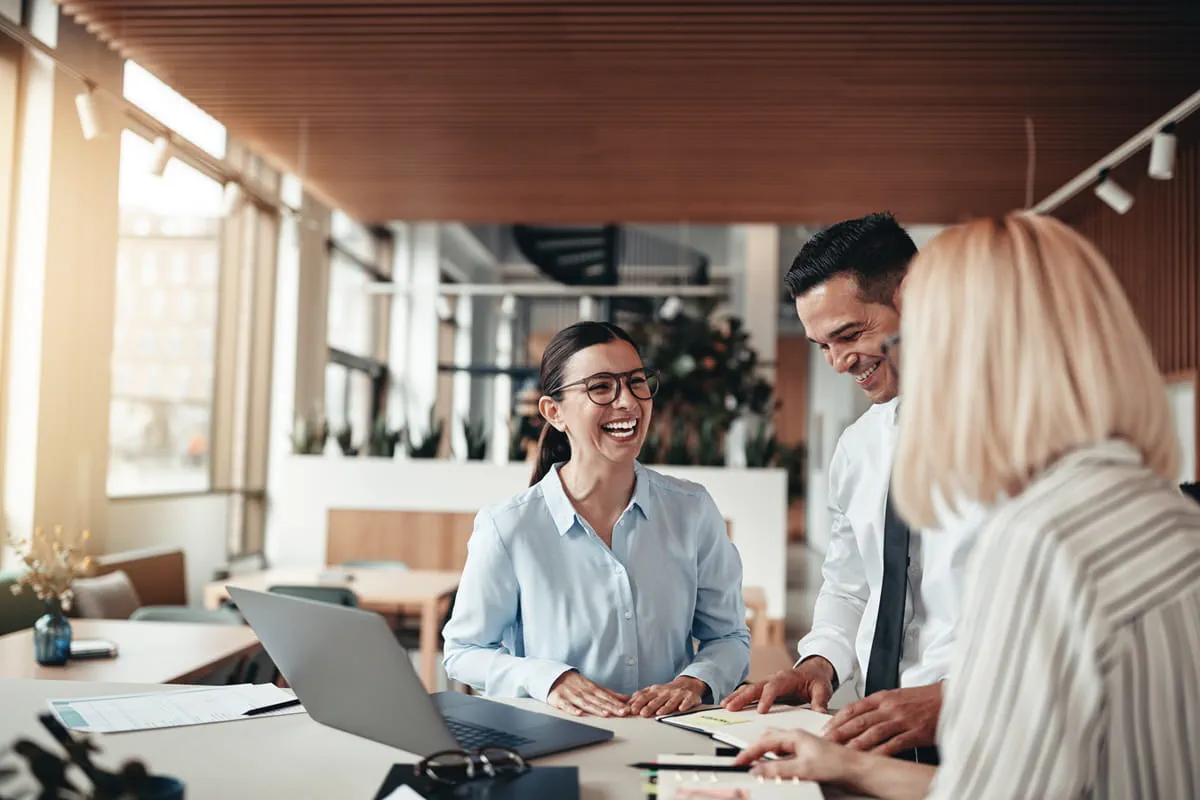 Mtarbeitende im Büro Mtarbeitende im Büro
