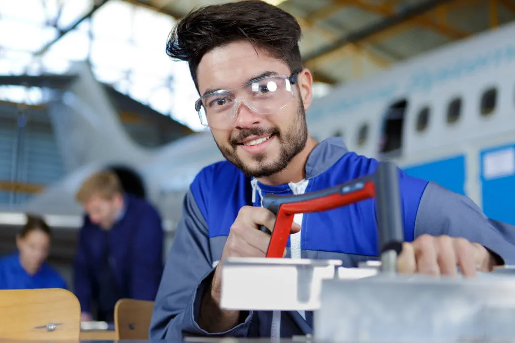 Flugzeug-Mechaniker bei der Arbeit