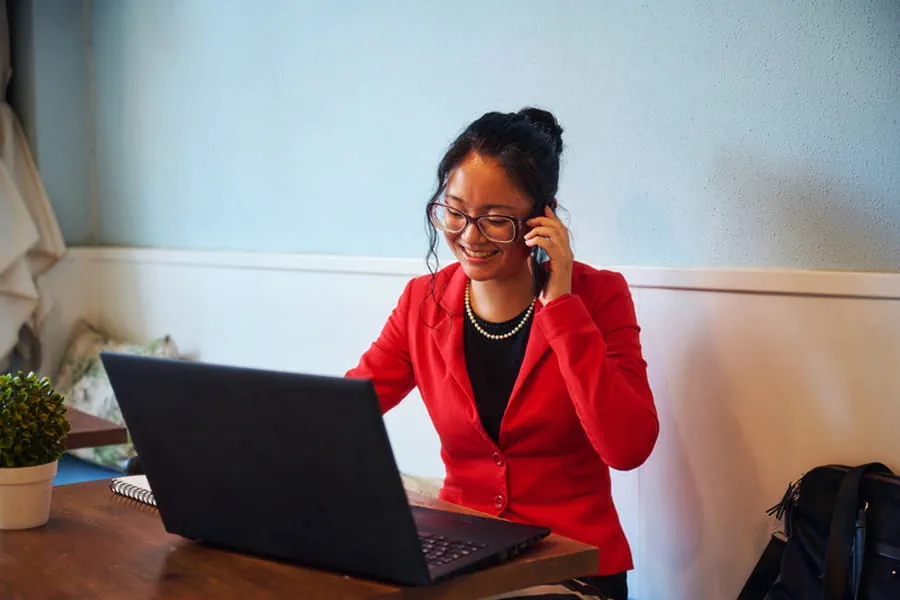 Frau arbeitet im Büro. Frau arbeitet im Büro.