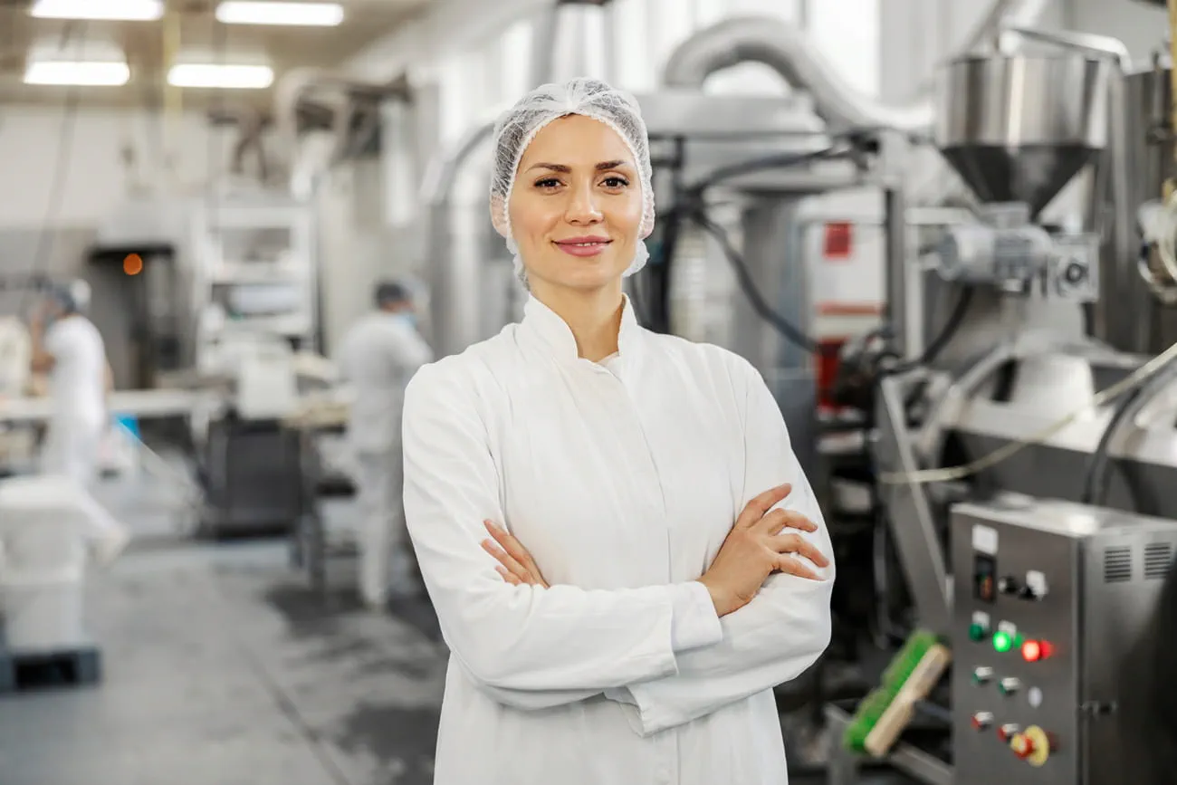 Frau arbeitet in der Produktion.