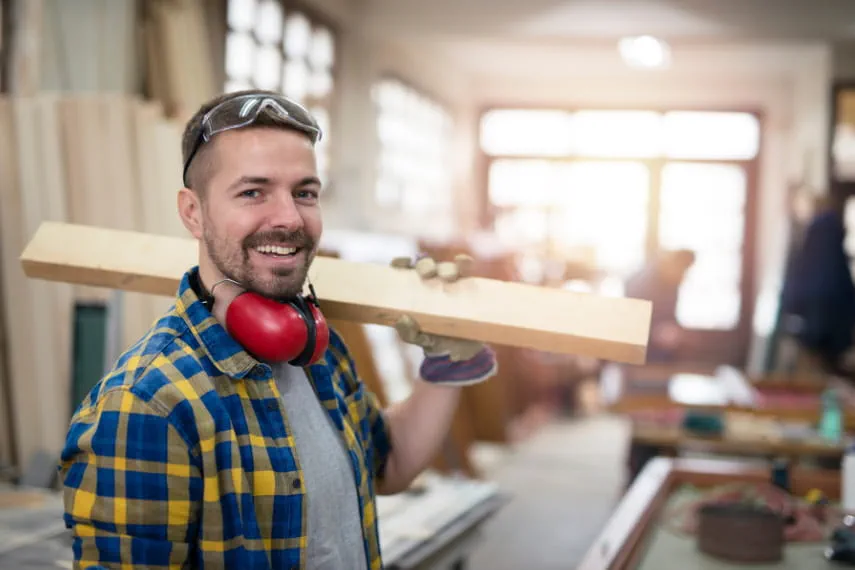 Handwerker arbeitet mit Holz Handwerker arbeitet mit Holz