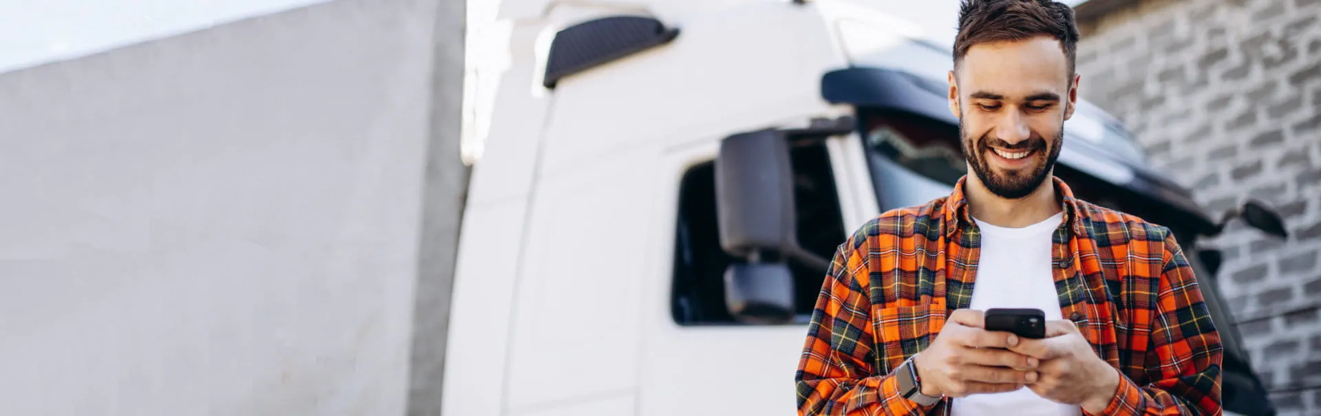 LKW-Fahrer nutzt neue Adecco App LKW-Fahrer nutzt neue Adecco App