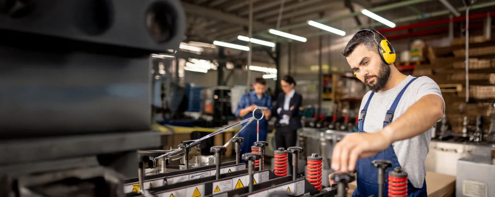 Arbeiter-mit-Gehörschutz-in-der-Industrie