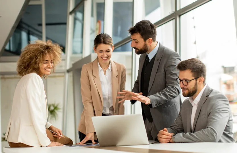 Kolleg:innen besprechen ein Projekt Kolleg:innen besprechen ein Projekt