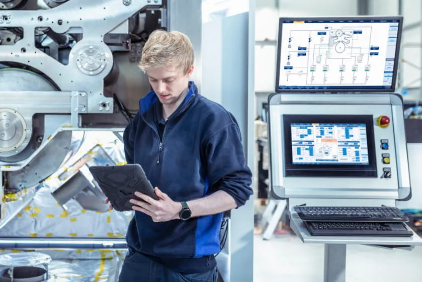 Mitarbeiter programmiert Maschine Mitarbeiter programmiert Maschine