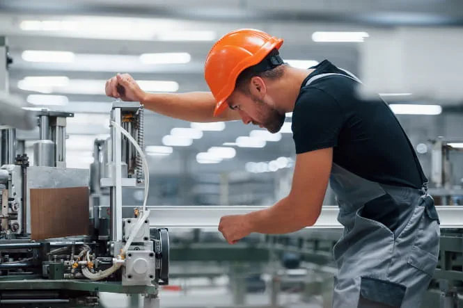 Produktionshelfer an einer Maschine