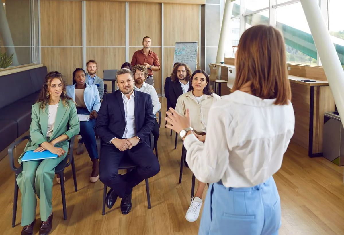 gruppe-sitzt-bei-einem-seminar