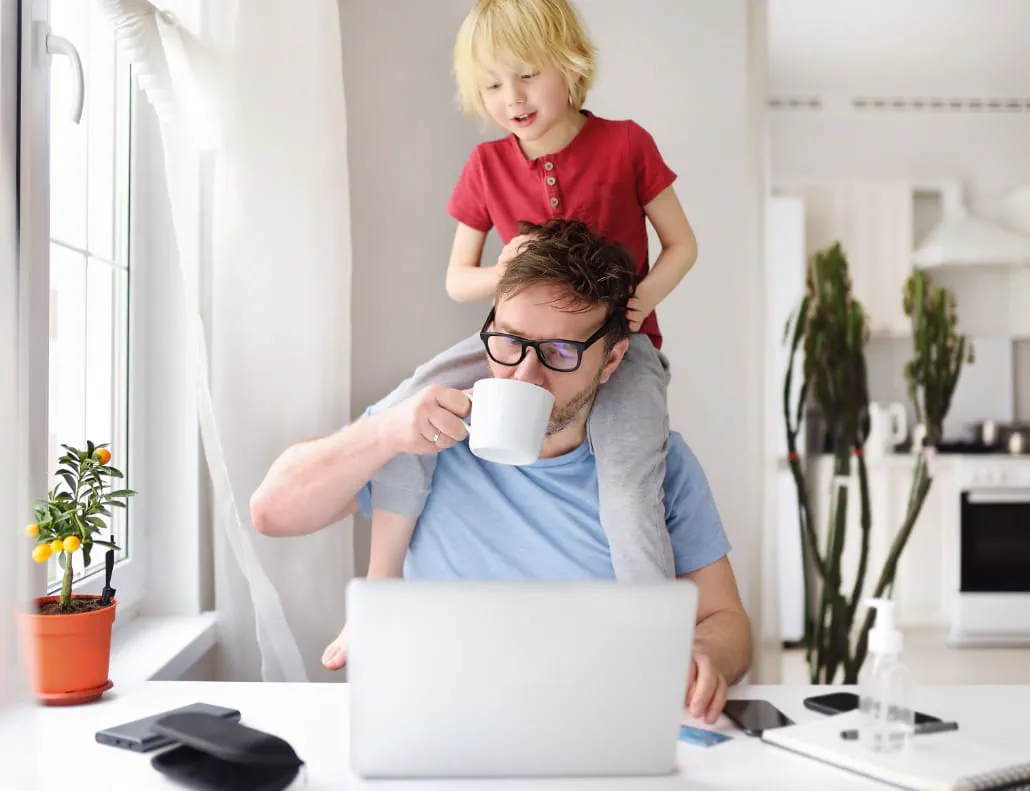 Vater mit Kind im Home-Office Vater mit Kind im Home-Office