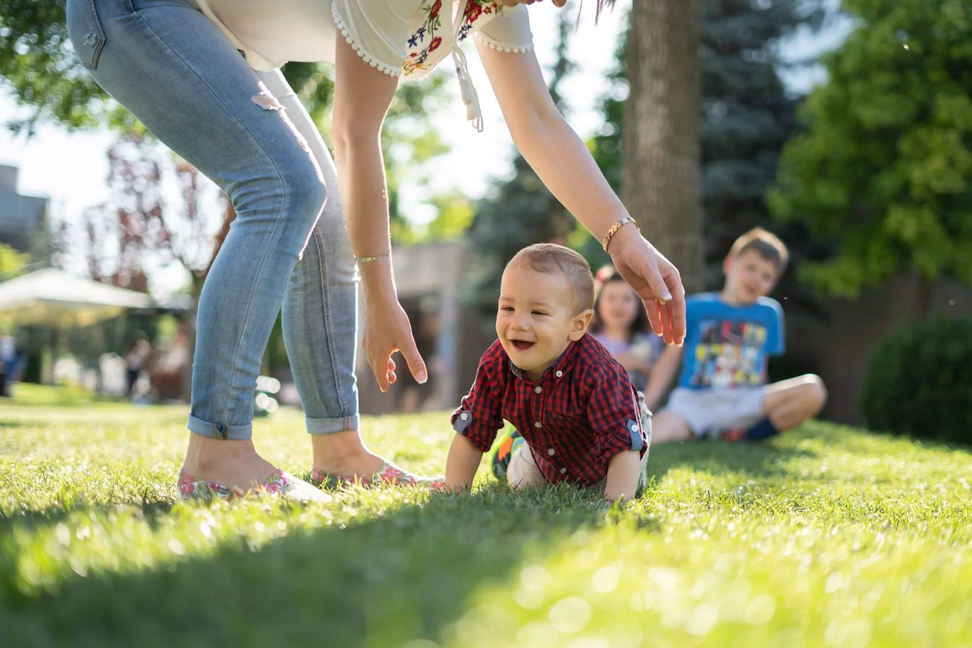Mutter mit Kindern im Garten Mutter mit Kindern im Garten
