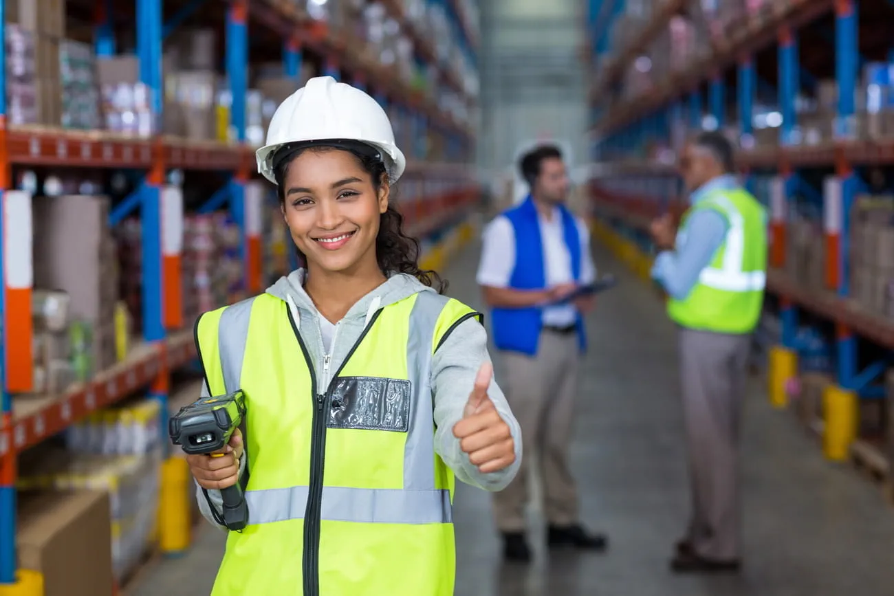 Mitarbeiterin im Logistiklager Mitarbeiterin im Logistiklager