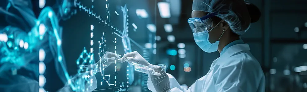 Labormitarbeiterin mit digitalem Bildschirm Labormitarbeiterin mit digitalem Bildschirm