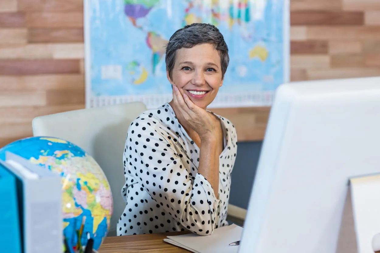 Frau im Reisebüro Frau im Reisebüro