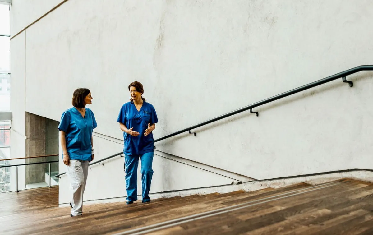 Krankenschwestern auf einer Treppe Krankenschwestern auf einer Treppe