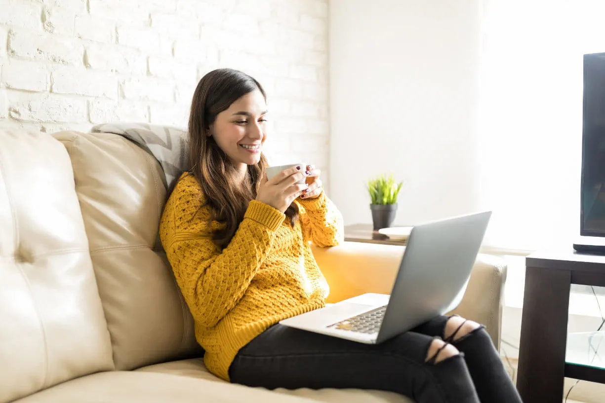 Frau auf Sofa mit Laptop Frau auf Sofa mit Laptop