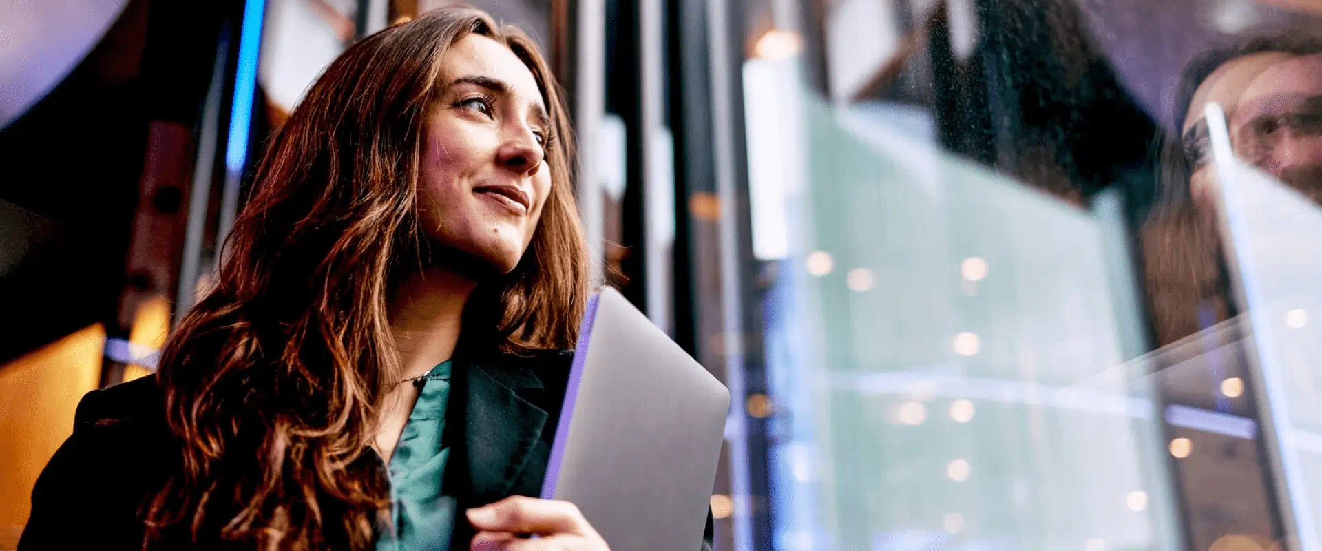 Vrouw heeft een laptop vast Vrouw heeft een laptop vast