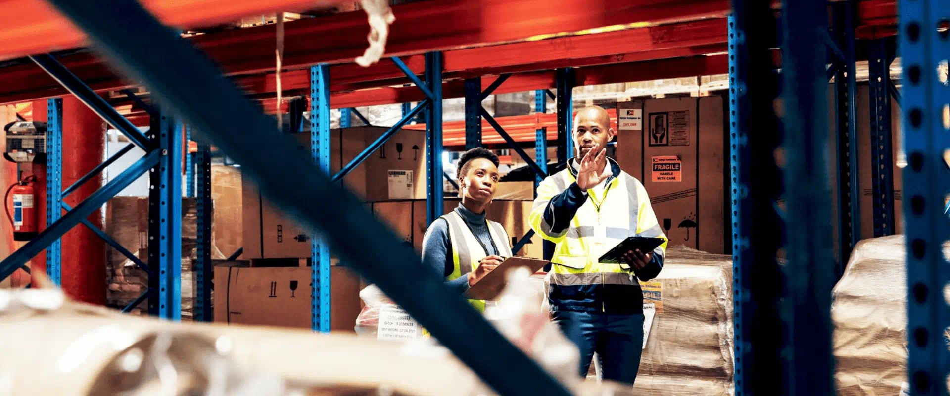 Man legt iets uit aan collega Man legt iets uit aan collega