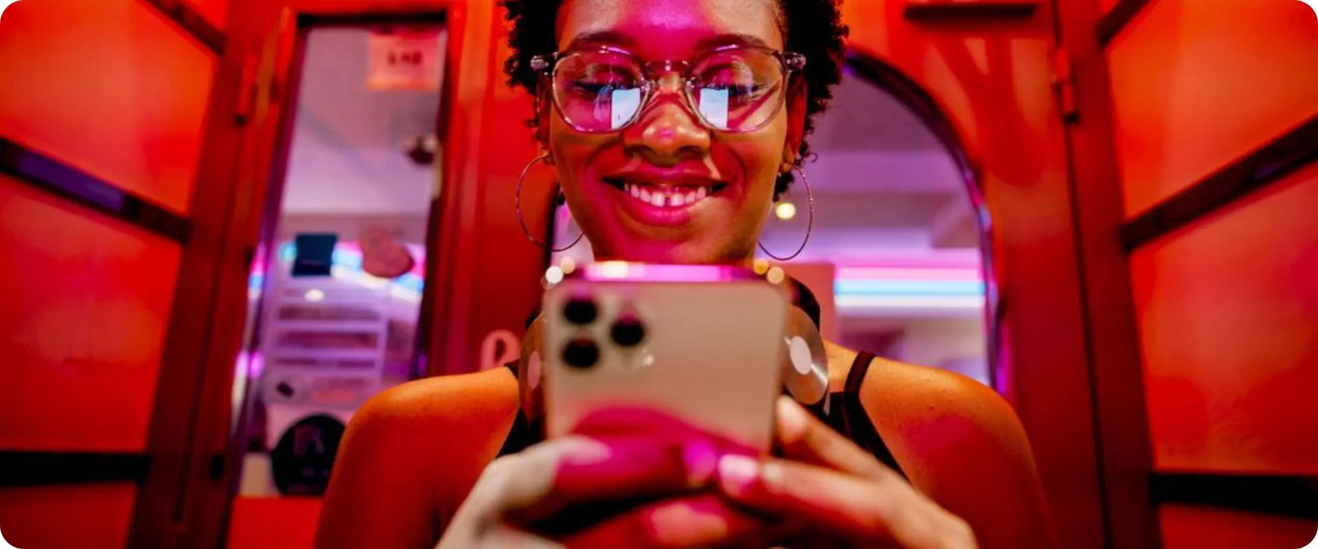 Vrouw met telefoon in haar hand