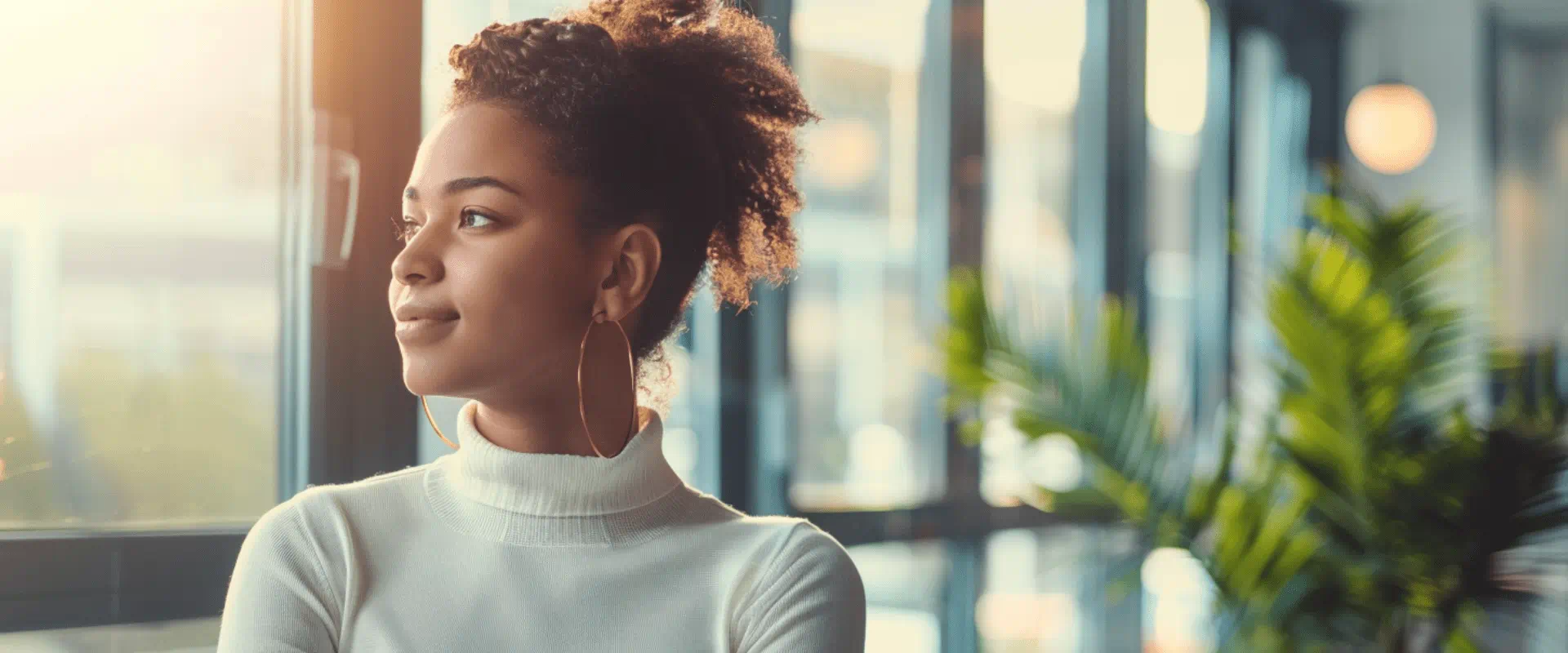 Vrouw kijkt uit raam Vrouw kijkt uit raam