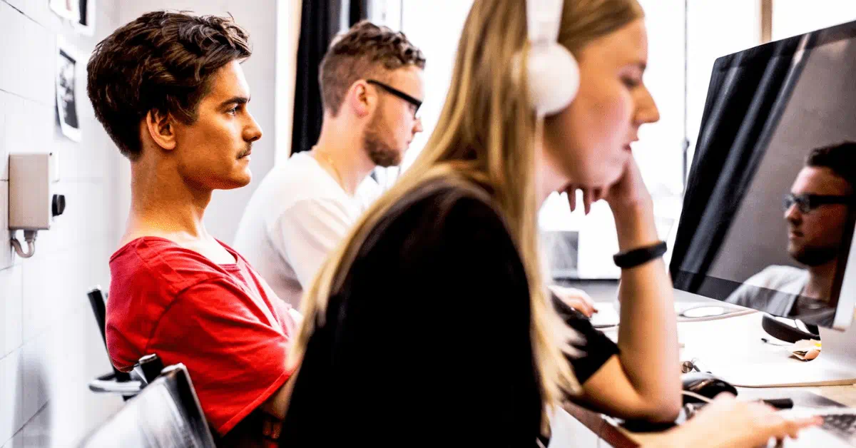 Personer framför datorn Personer framför datorn