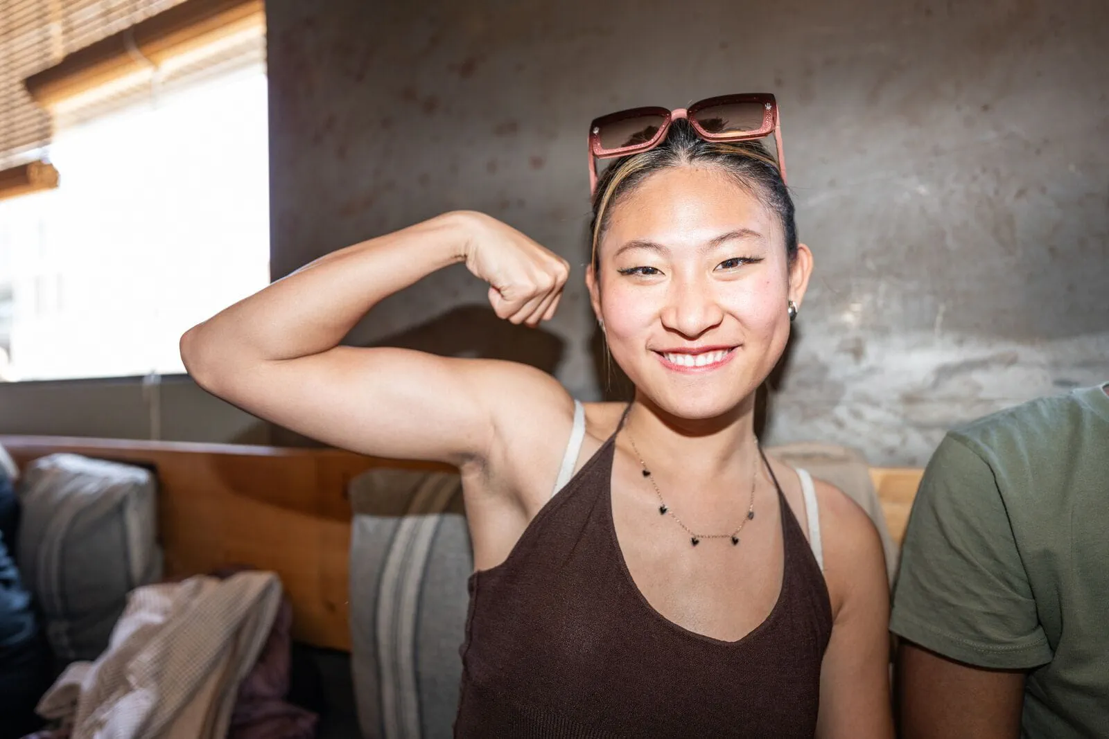 Glad kvinna med spänd biceps Glad kvinna med spänd biceps