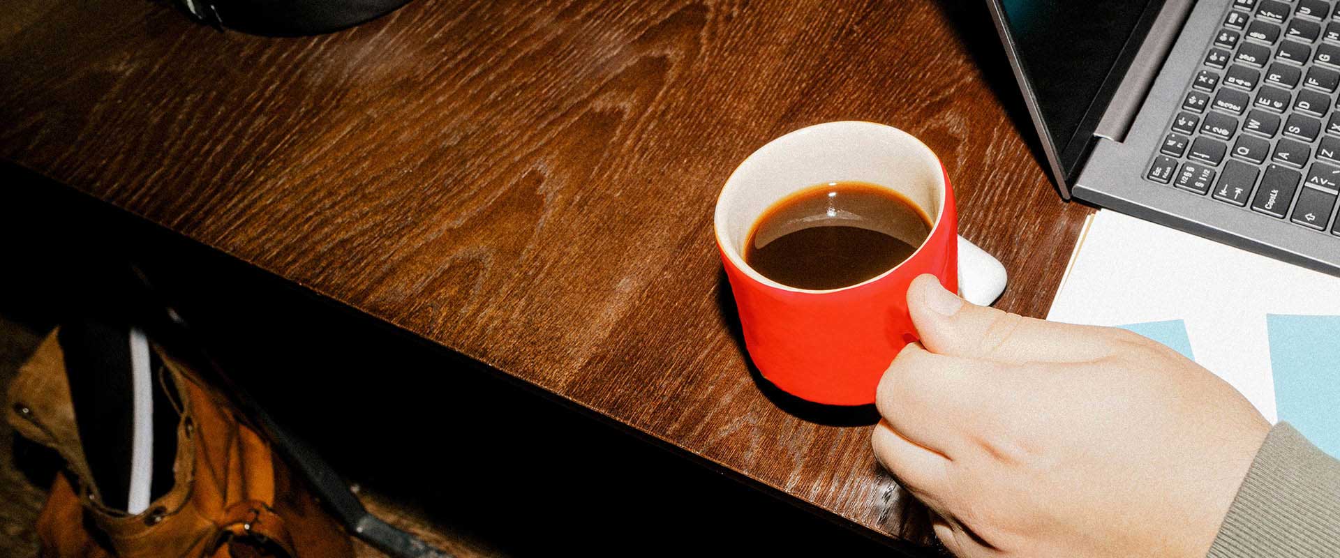 Gros plan d'une tasse de café sur une table dans un espace de travail Gros plan d'une tasse de café sur une table dans un espace de travail