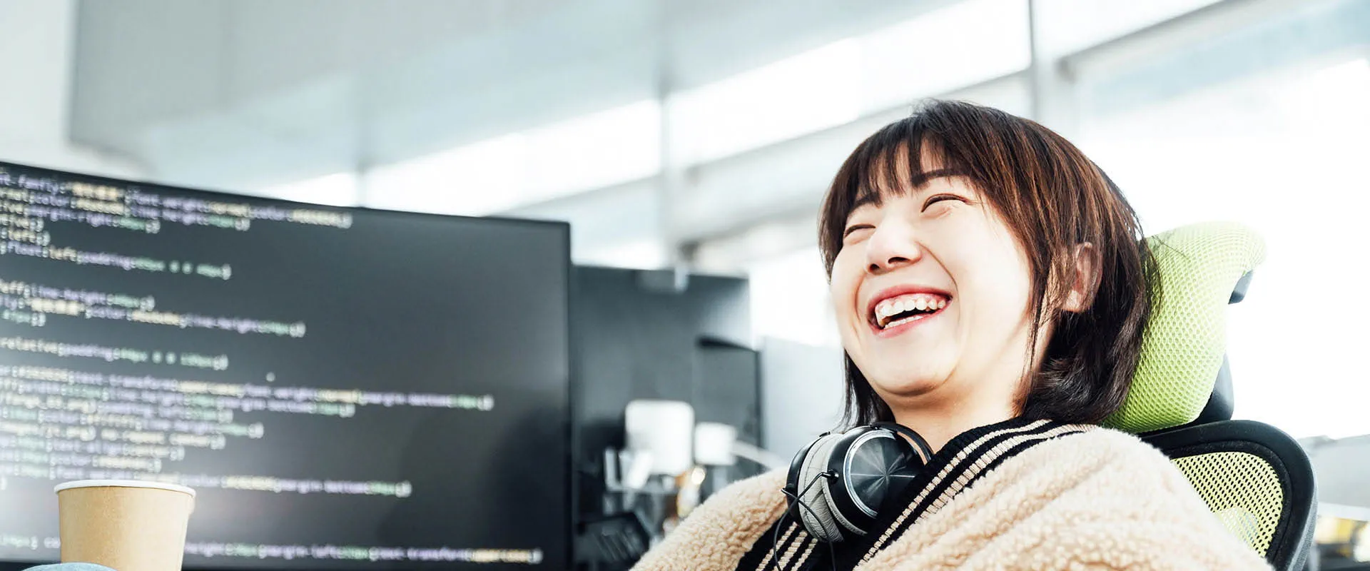 Professional werkt op computer met code op het scherm Professional werkt op computer met code op het scherm