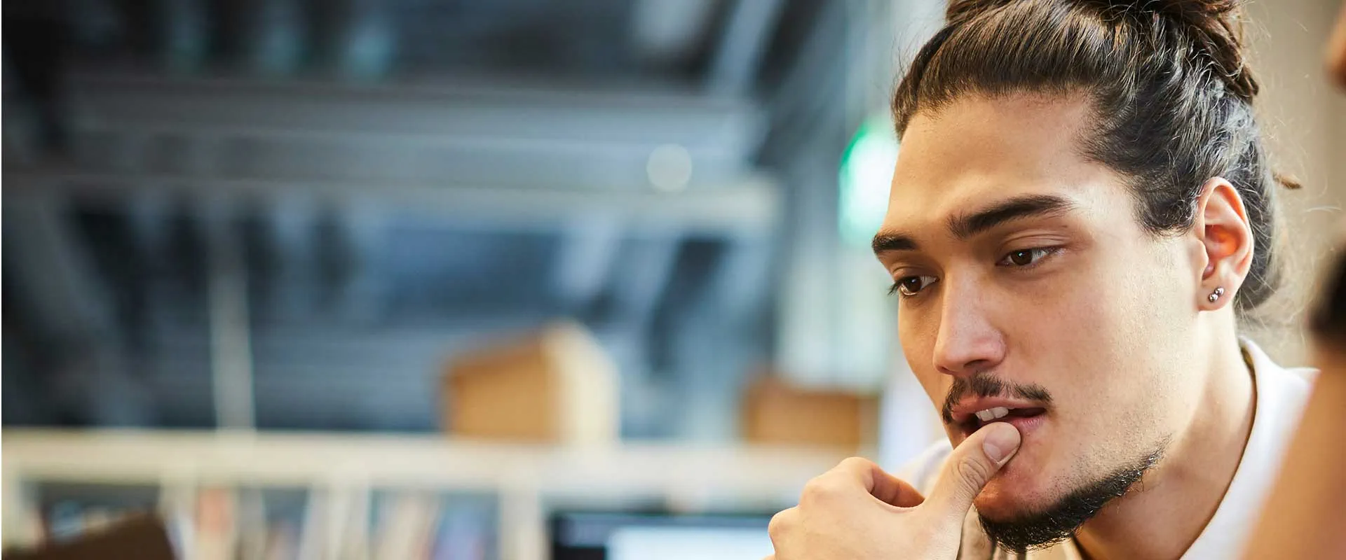 Homme professionnel concentré tout en travaillant à un ordinateur dans un bureau moderne Homme professionnel concentré tout en travaillant à un ordinateur dans un bureau moderne