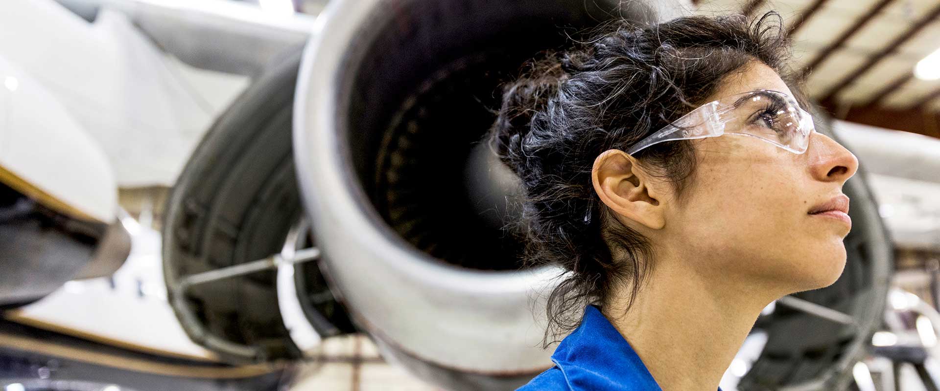 Ingénieure inspectant un moteur d'avion dans un hangar