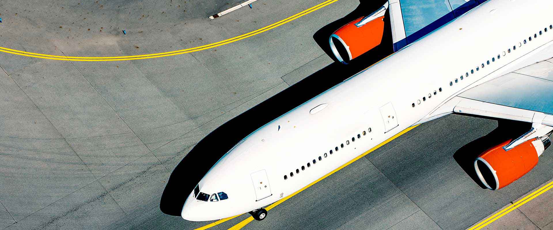 Avion circulant sur la piste vu d'en haut Avion circulant sur la piste vu d'en haut
