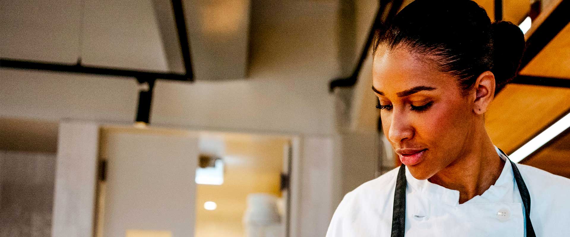 Chef werkt in moderne keuken en bereidt eten