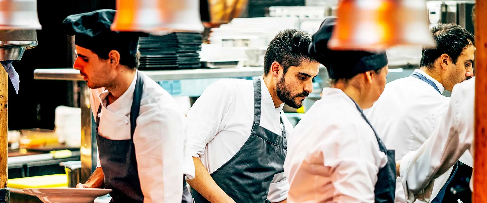 L'équipe de cuisine collabore pendant le service intense au restaurant