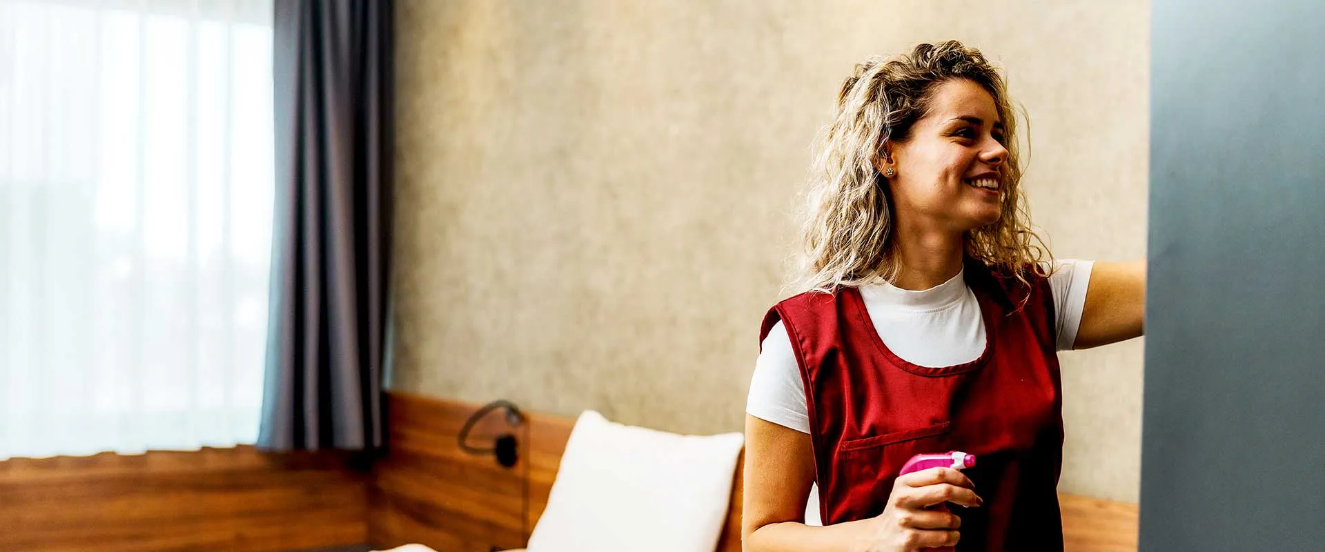 Mujer relajándose en la habitación del hotel con café Mujer relajándose en la habitación del hotel con café