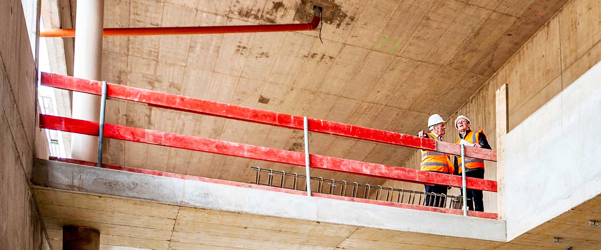 Travailleurs sur une plateforme surélevée à l'intérieur d'un chantier de construction Travailleurs sur une plateforme surélevée à l'intérieur d'un chantier de construction