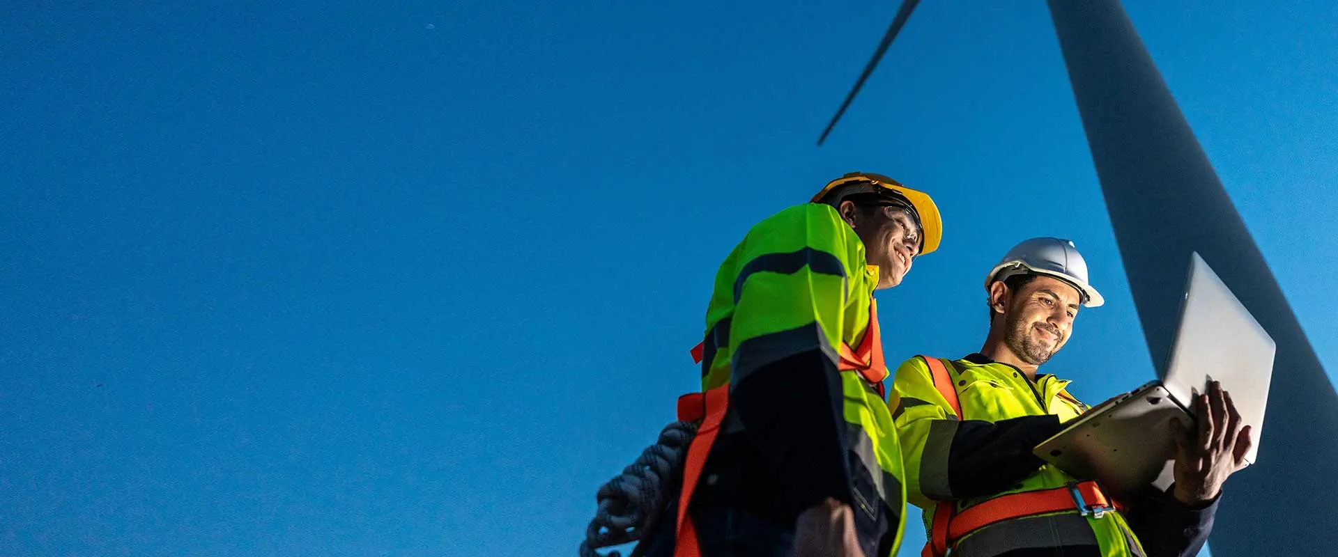 Technici werken op hoogte aan windturbine Technici werken op hoogte aan windturbine