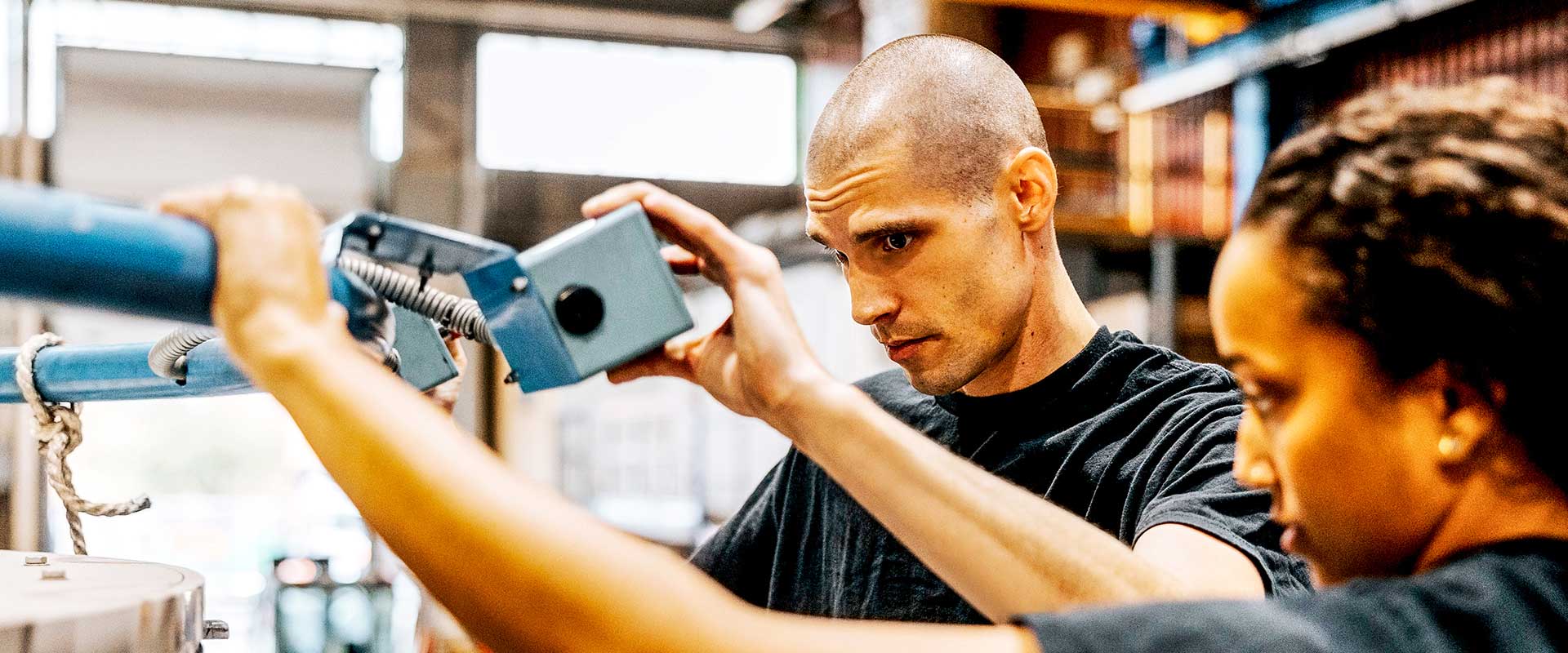 Medewerkers installeren en stellen machines af Medewerkers installeren en stellen machines af