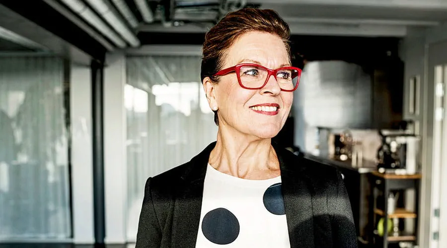 Professionnel debout dans un bureau portant des lunettes